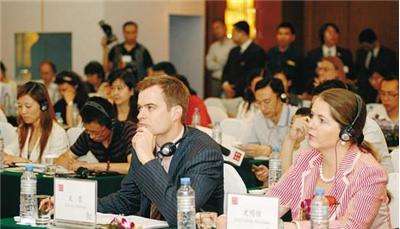 日語同聲翻譯一天要多少錢？翻譯團(tuán)隊要幾個人？